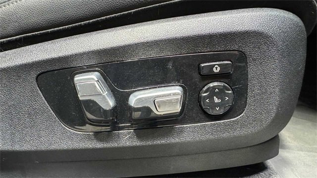 Used 2020 BMW X7 M50i w/ Executive Package image 15