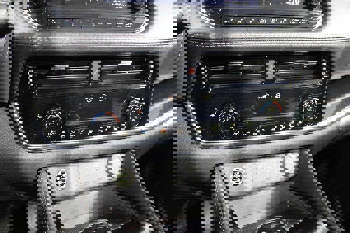 Used 2023 Nissan Rogue SL w/ SL Premium Package image 18