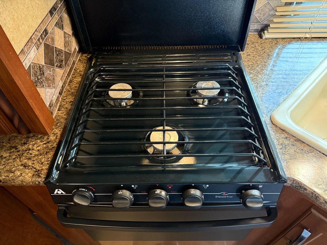 Used 2015 Ford E-450 and Econoline 450 Super Duty w/ Motorhome Prep Package image 27