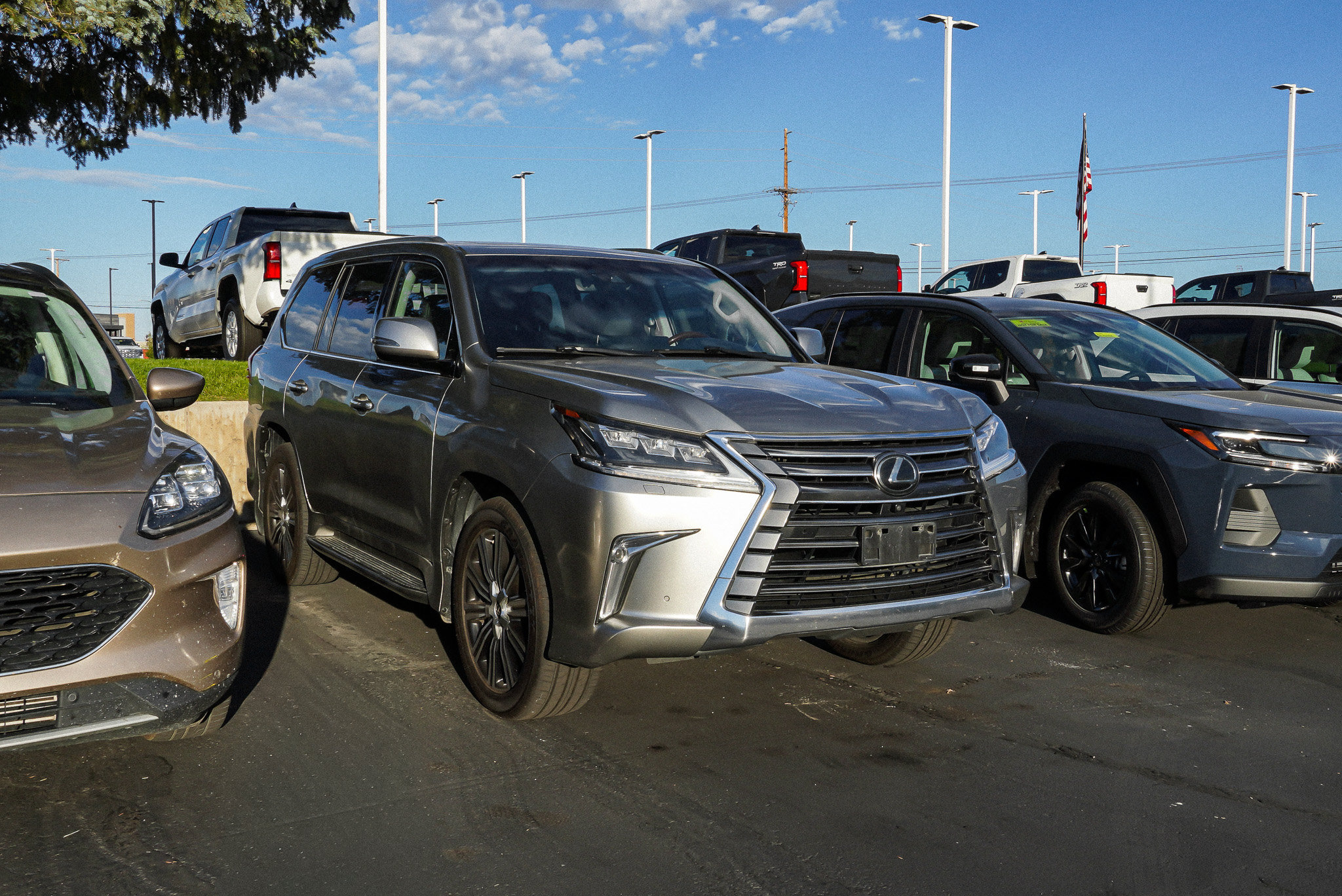Used 2019 Lexus LX 570 4WD w/ Luxury Package image 2