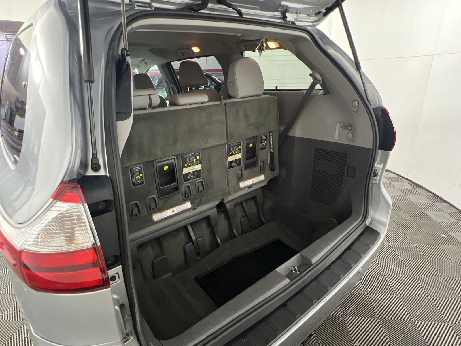 Used 2017 Toyota Sienna XLE w/ XLE Navigation Package FWD image 27