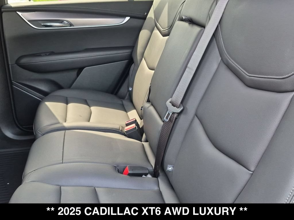 Used 2025 Cadillac XT6 Luxury AWD/4WD image 3