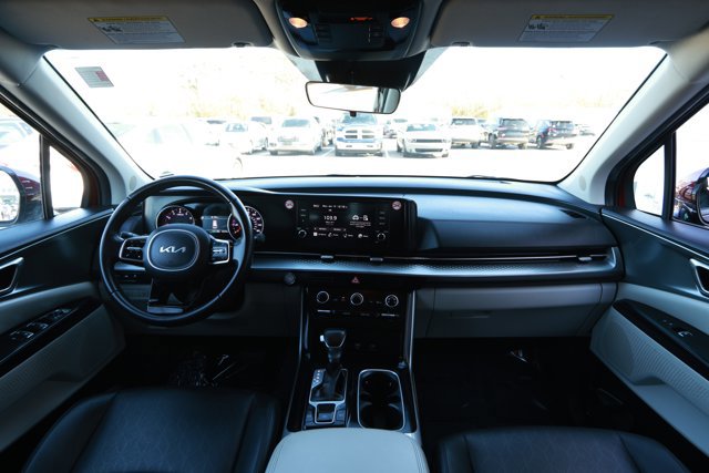 Used 2024 Kia Carnival LX image 32