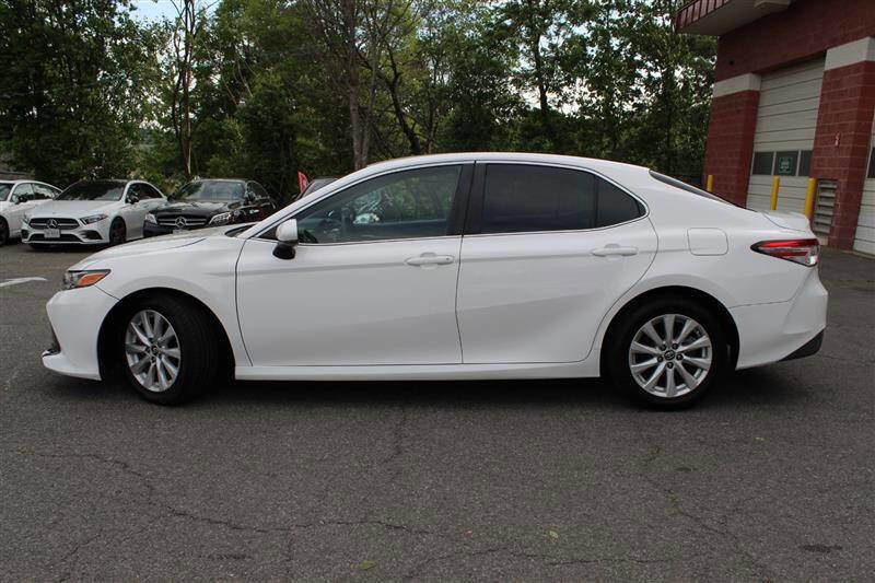 Used 2018 Toyota Camry LE FWD image 2