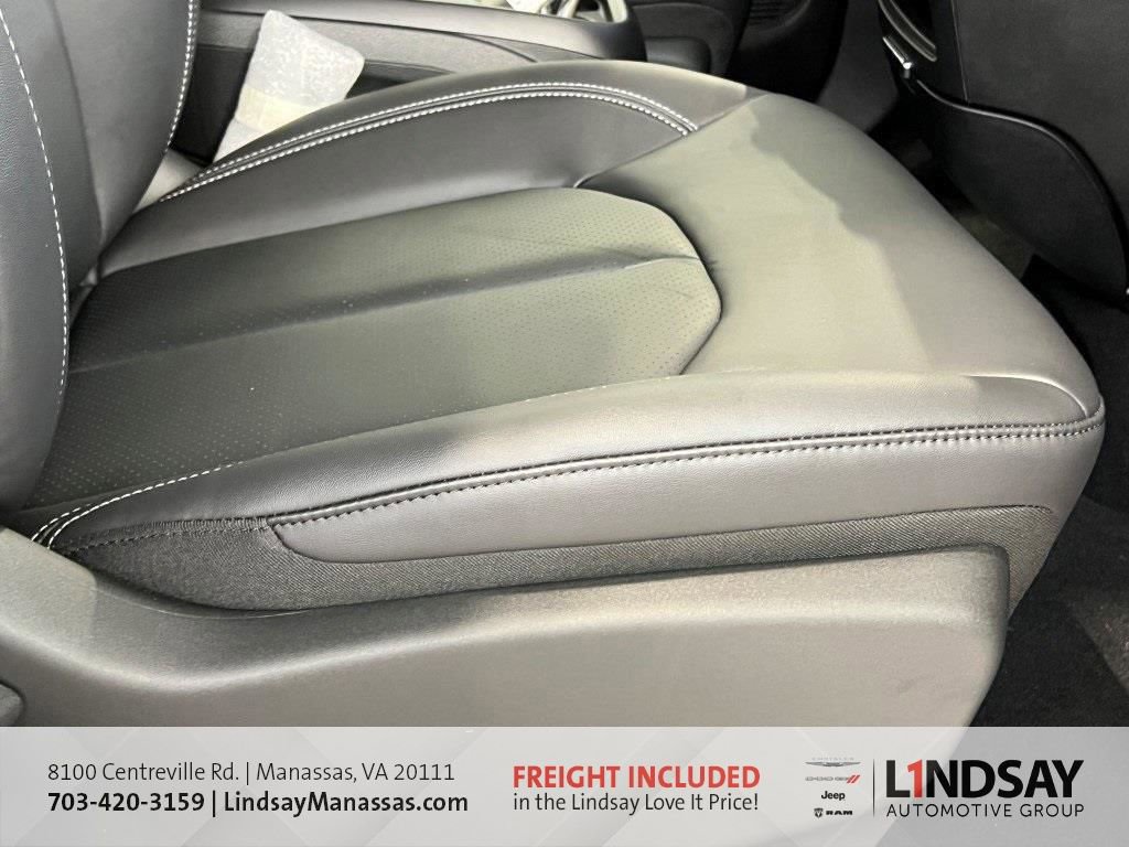 New 2026 Chrysler Pacifica Select image 9