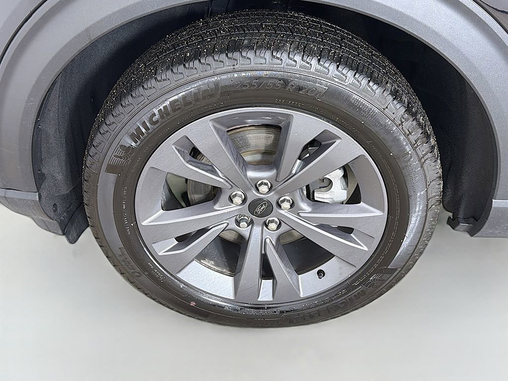 Used 2023 Ford Explorer XLT w/ Equipment Group 202A AWD/4WD image 18