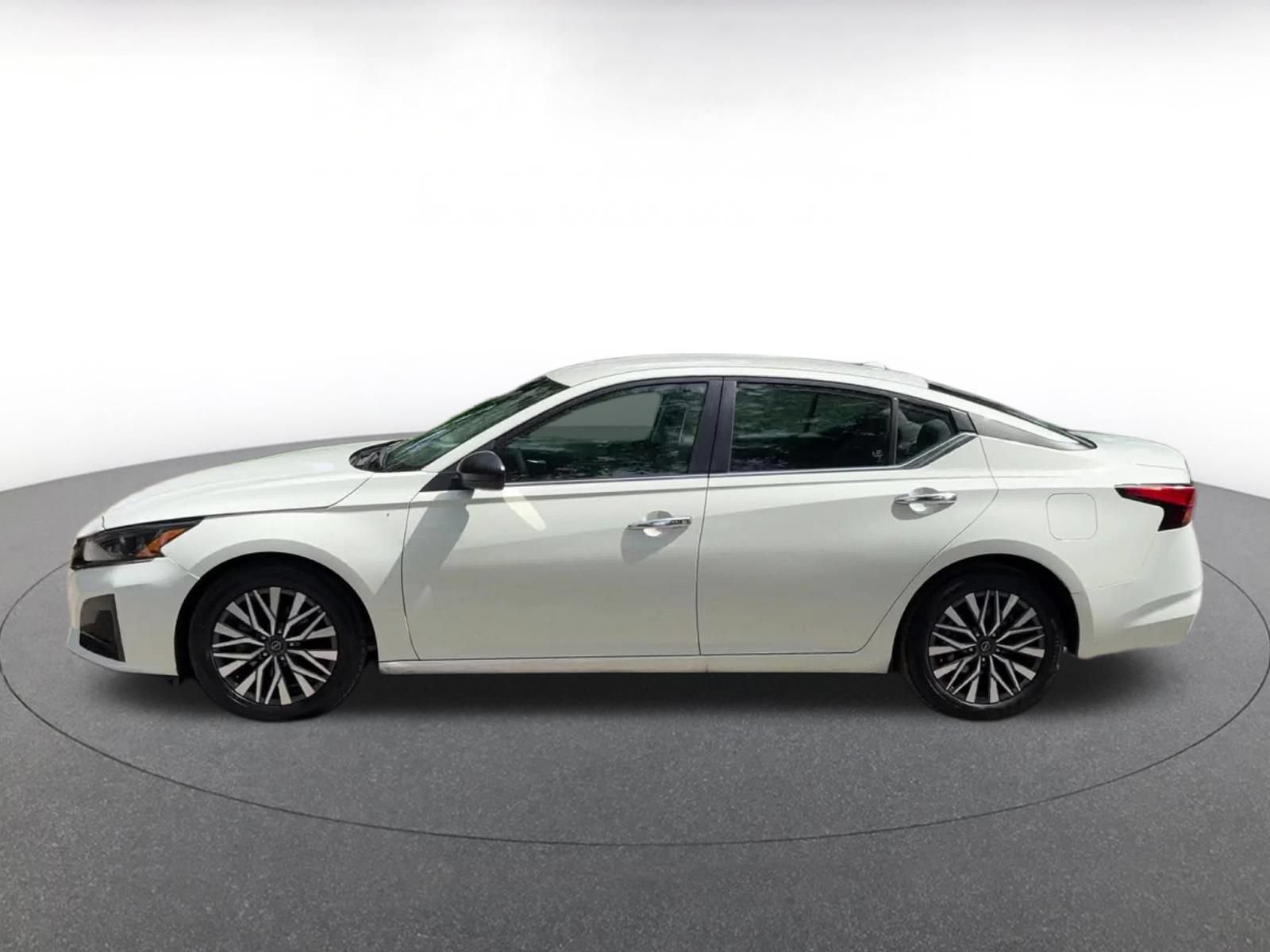 Used 2025 Nissan Altima 2.5 SV FWD image 7