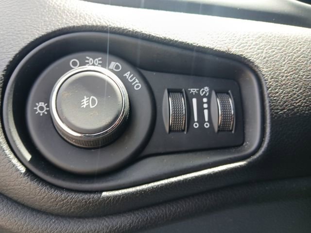 Used 2018 Jeep Renegade Altitude image 17