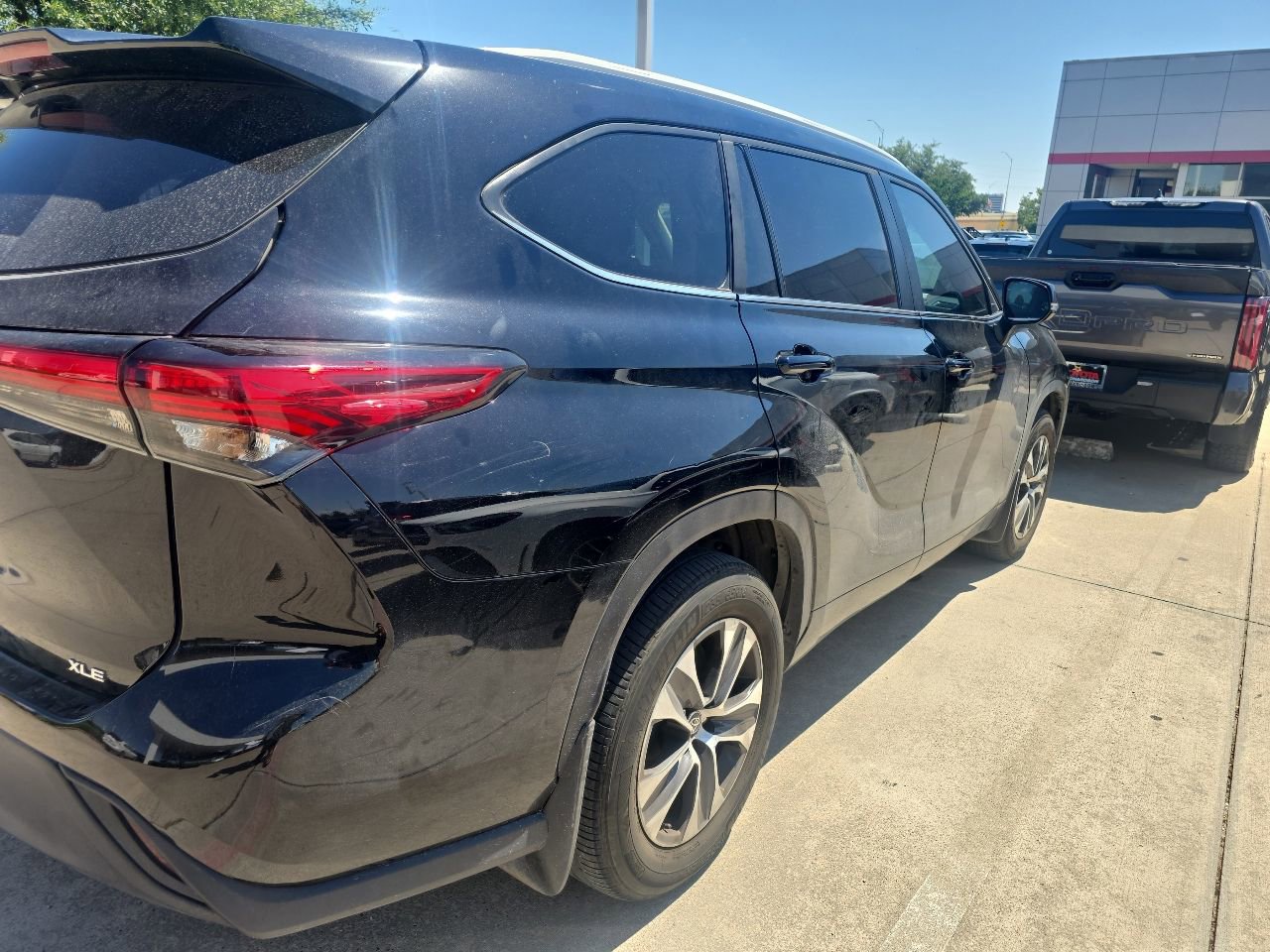Used 2023 Toyota Highlander XLE FWD image 4