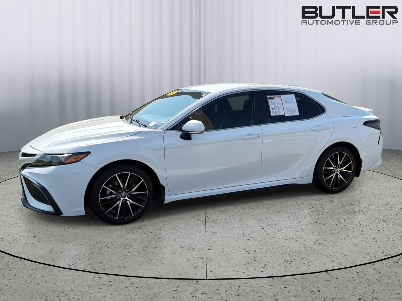 Used 2024 Toyota Camry SE FWD image 3