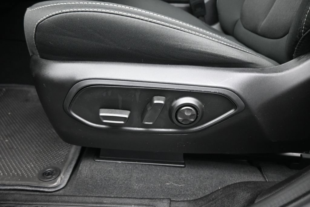 Used 2025 Jeep Grand Cherokee Laredo w/ Luxury Tech Group I AWD/4WD image 11