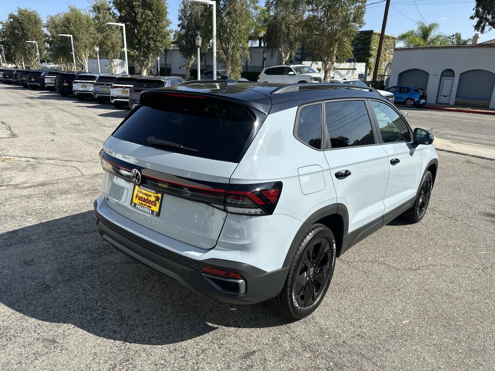 New 2027 Volkswagen Taos SE FWD image 4