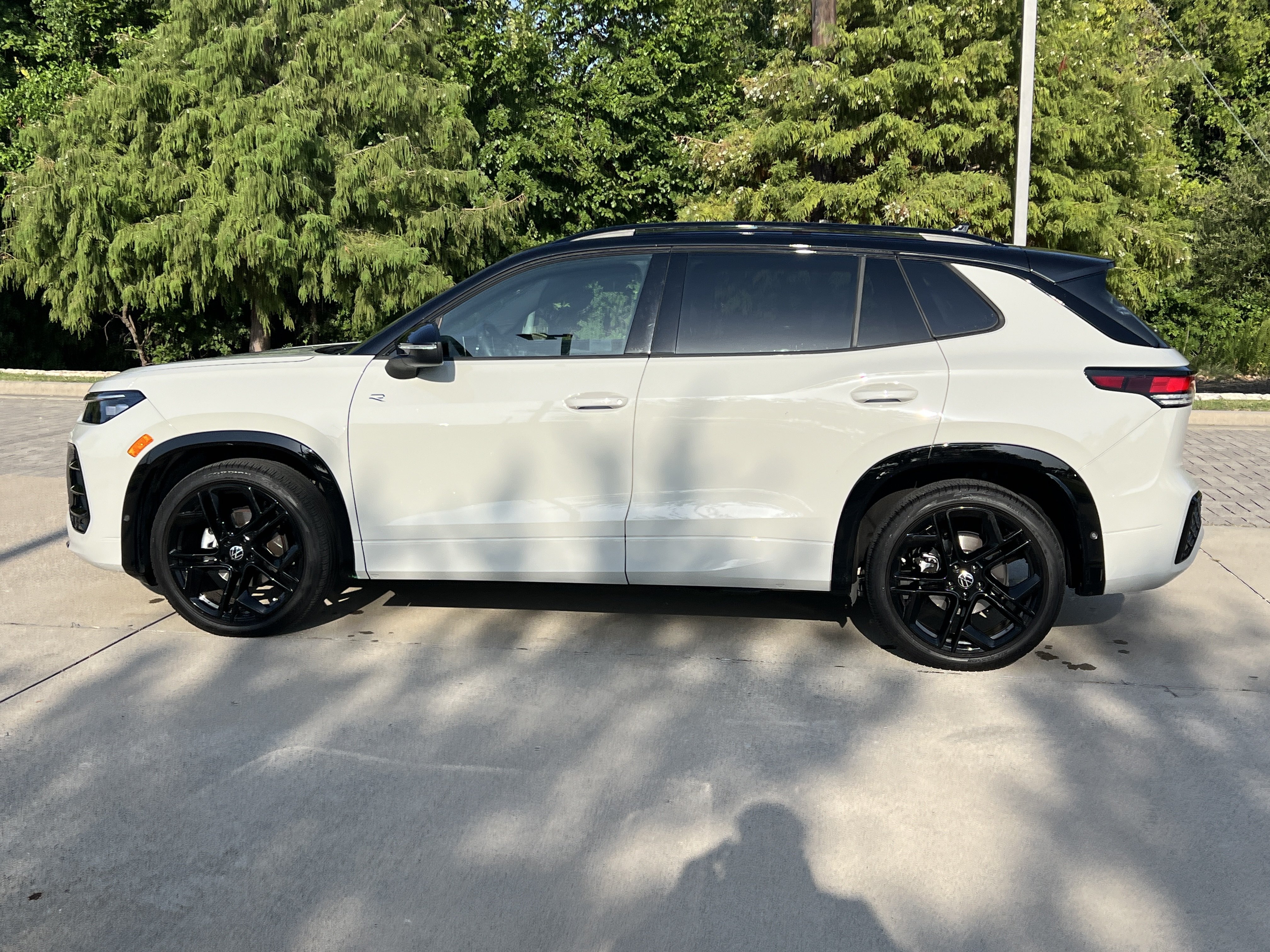 Certified 2026 Volkswagen Tiguan SE R-Line FWD image 6