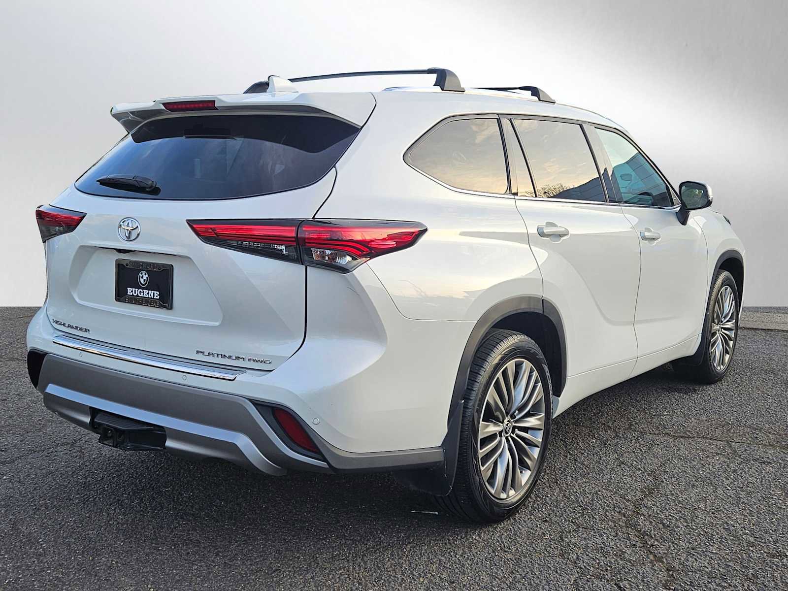 Used 2021 Toyota Highlander Platinum image 3