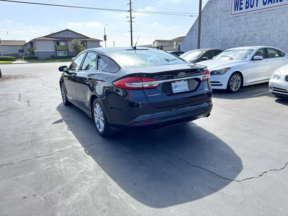 Used 2017 Ford Fusion SE w/ Fusion SE Technology Package FWD image 2