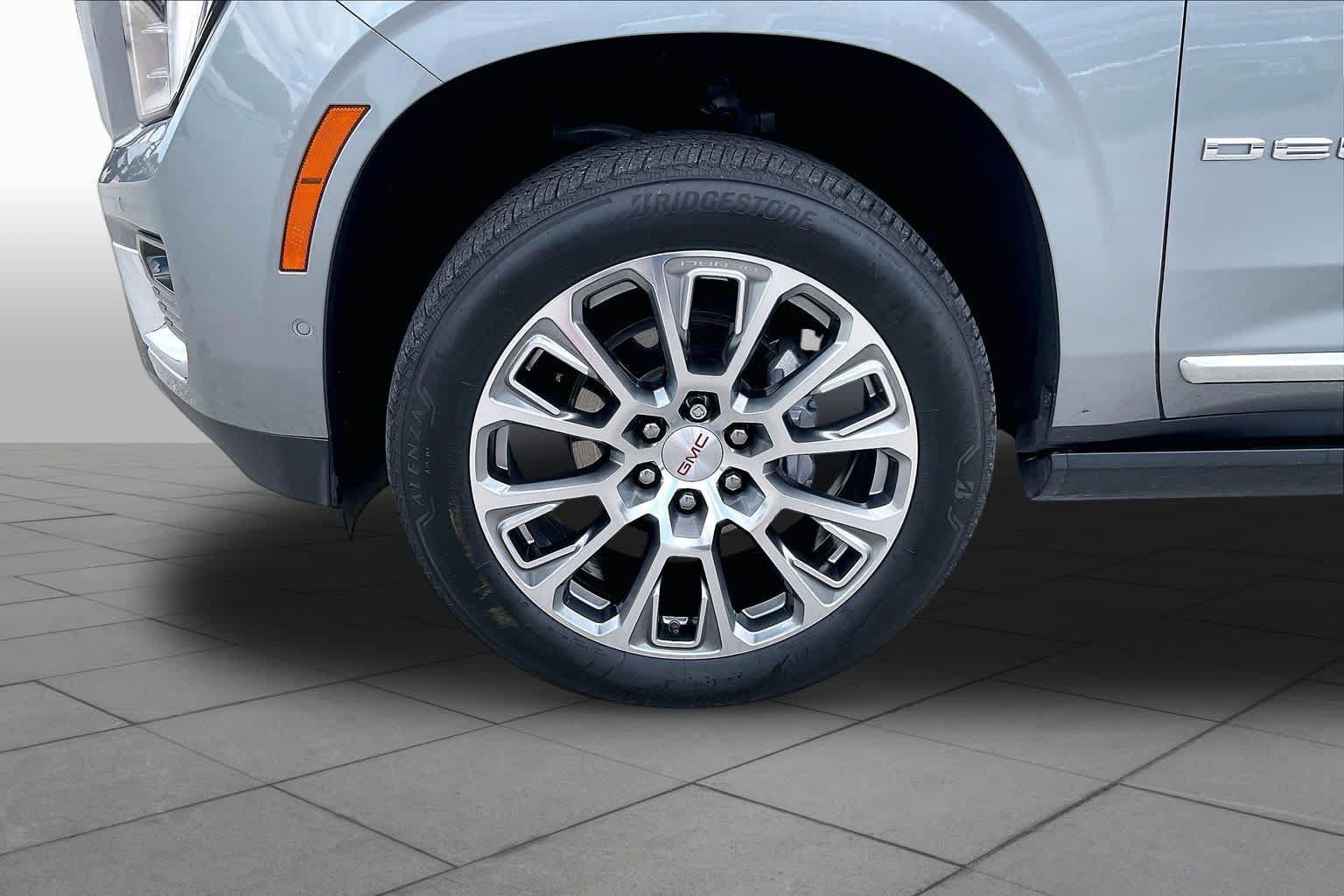 Used 2025 GMC Yukon XL Denali w/ Denali Reserve Package RWD image 11
