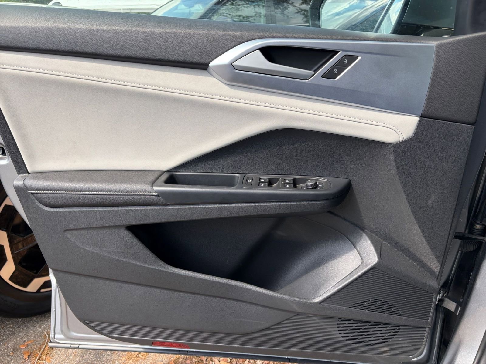 Used 2025 Volkswagen Taos SE image 18