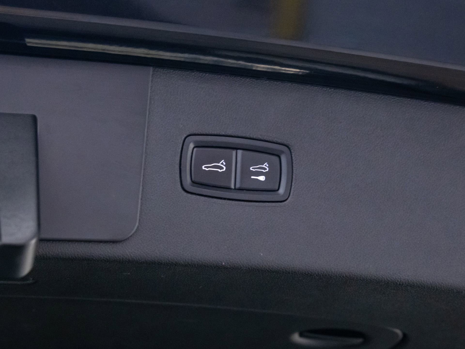 Certified 2023 Porsche Cayenne Platinum Edition image 32