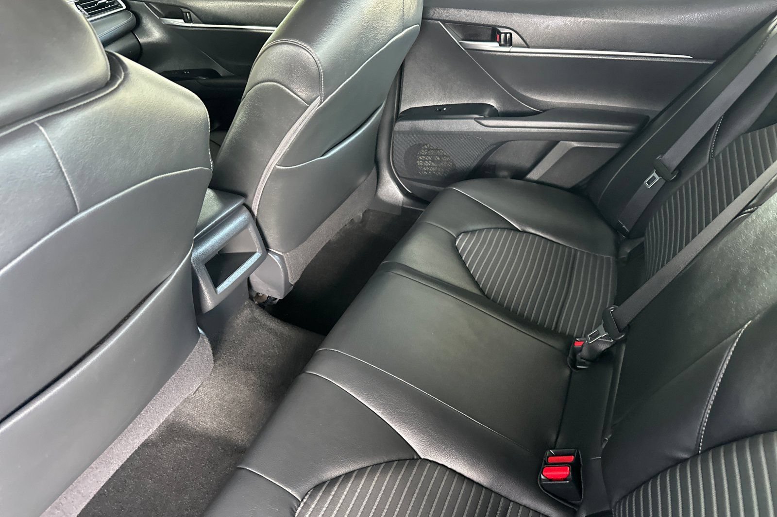 Used 2018 Toyota Camry SE FWD image 12