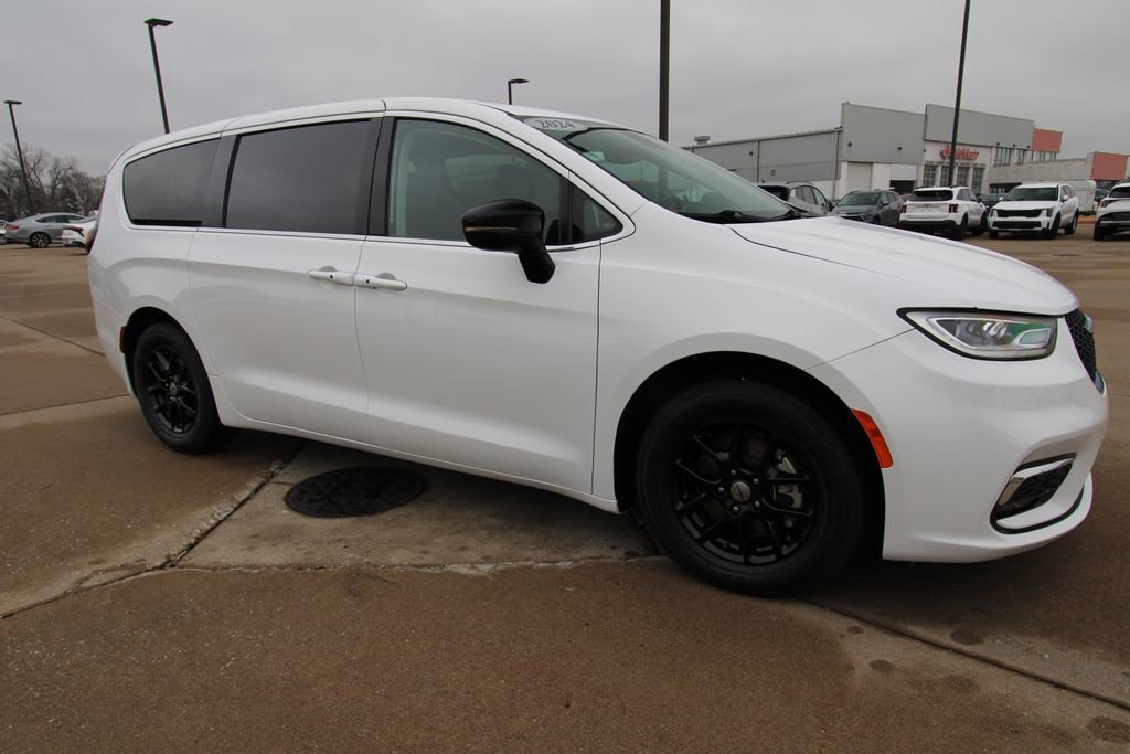 Used 2024 Chrysler Pacifica Touring-L image 3