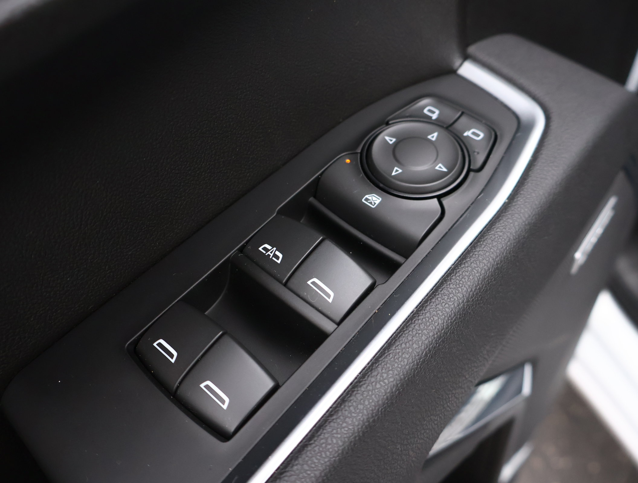Used 2025 Chevrolet Silverado 1500 LT Trail Boss w/ Convenience Package II AWD/4WD image 8