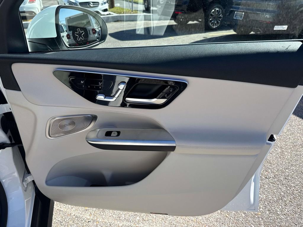 Used 2025 Mercedes-Benz GLC 350e 4MATIC image 13