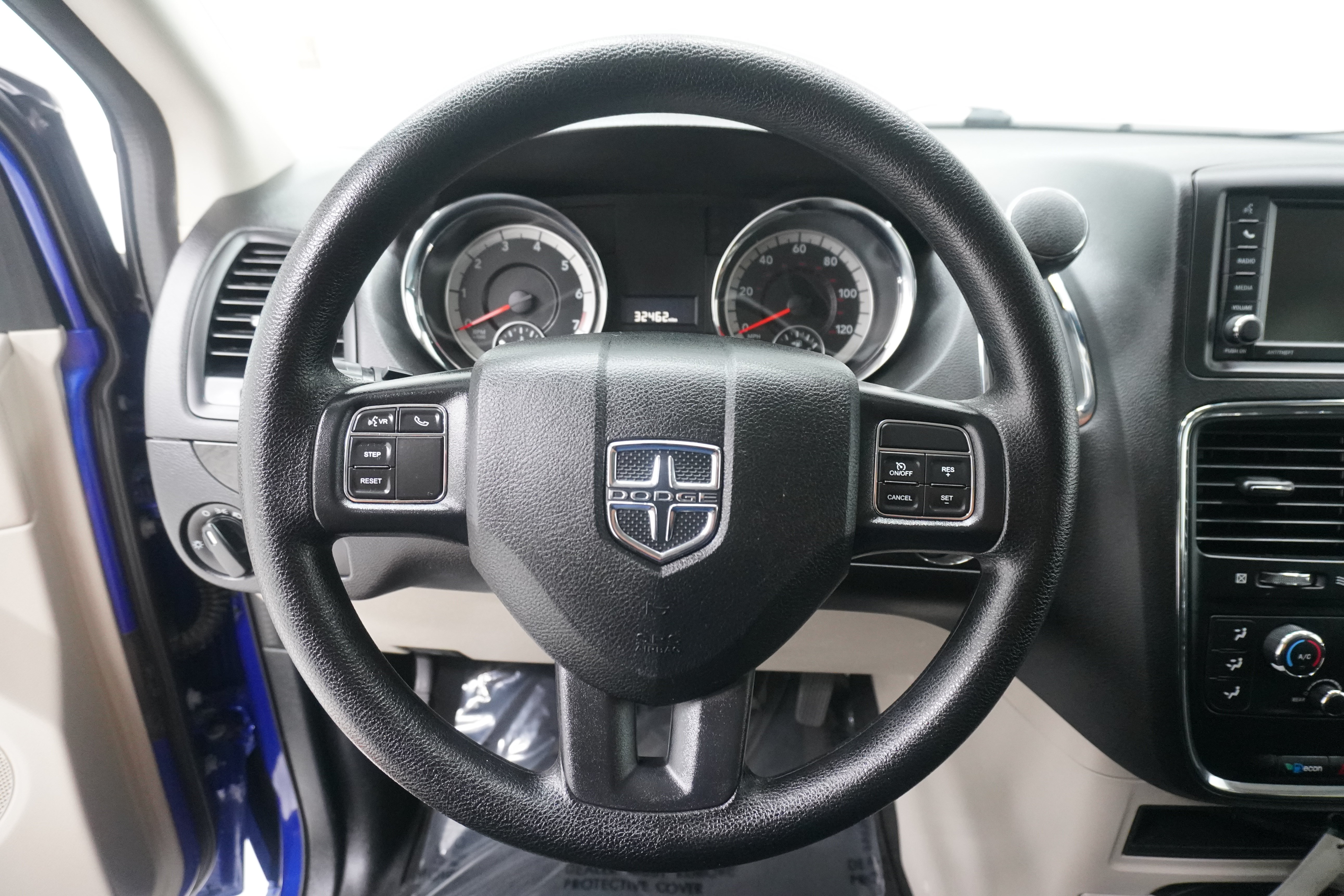 Used 2018 Dodge Grand Caravan SE w/ UConnect Hands-Free Group FWD image 17