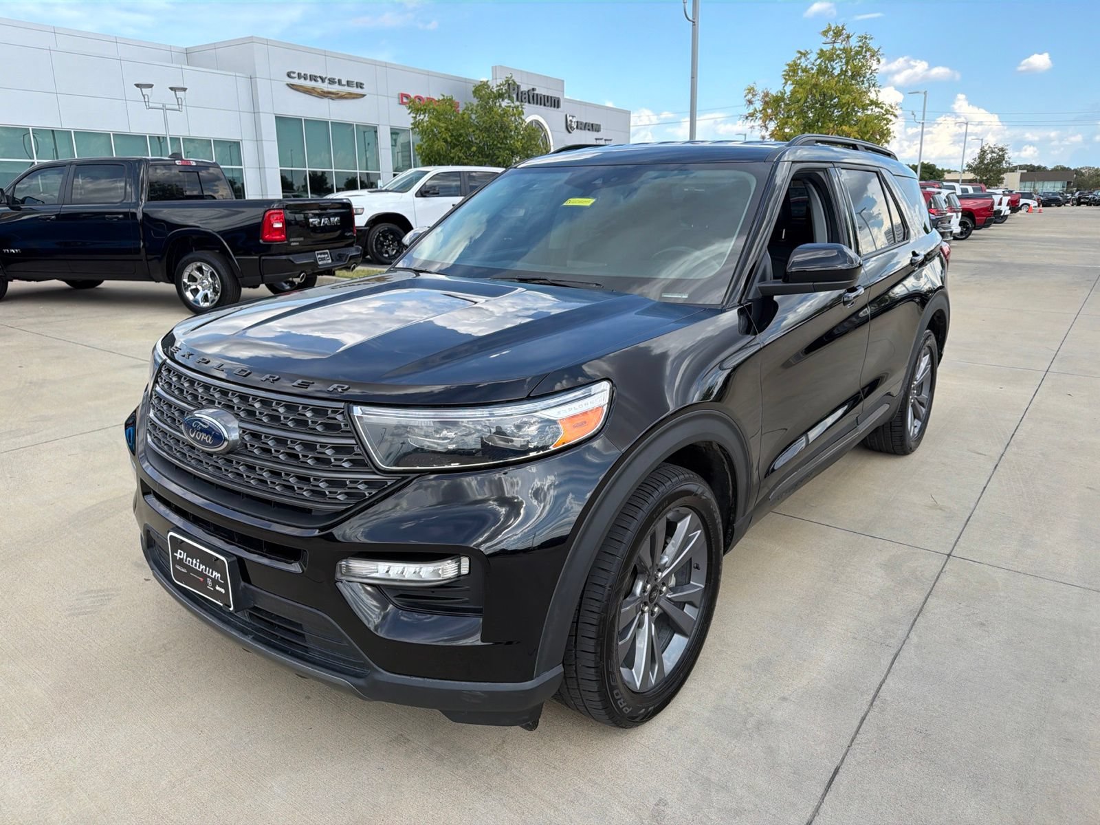 Used 2022 Ford Explorer XLT w/ Equipment Group 202A AWD/4WD image 9