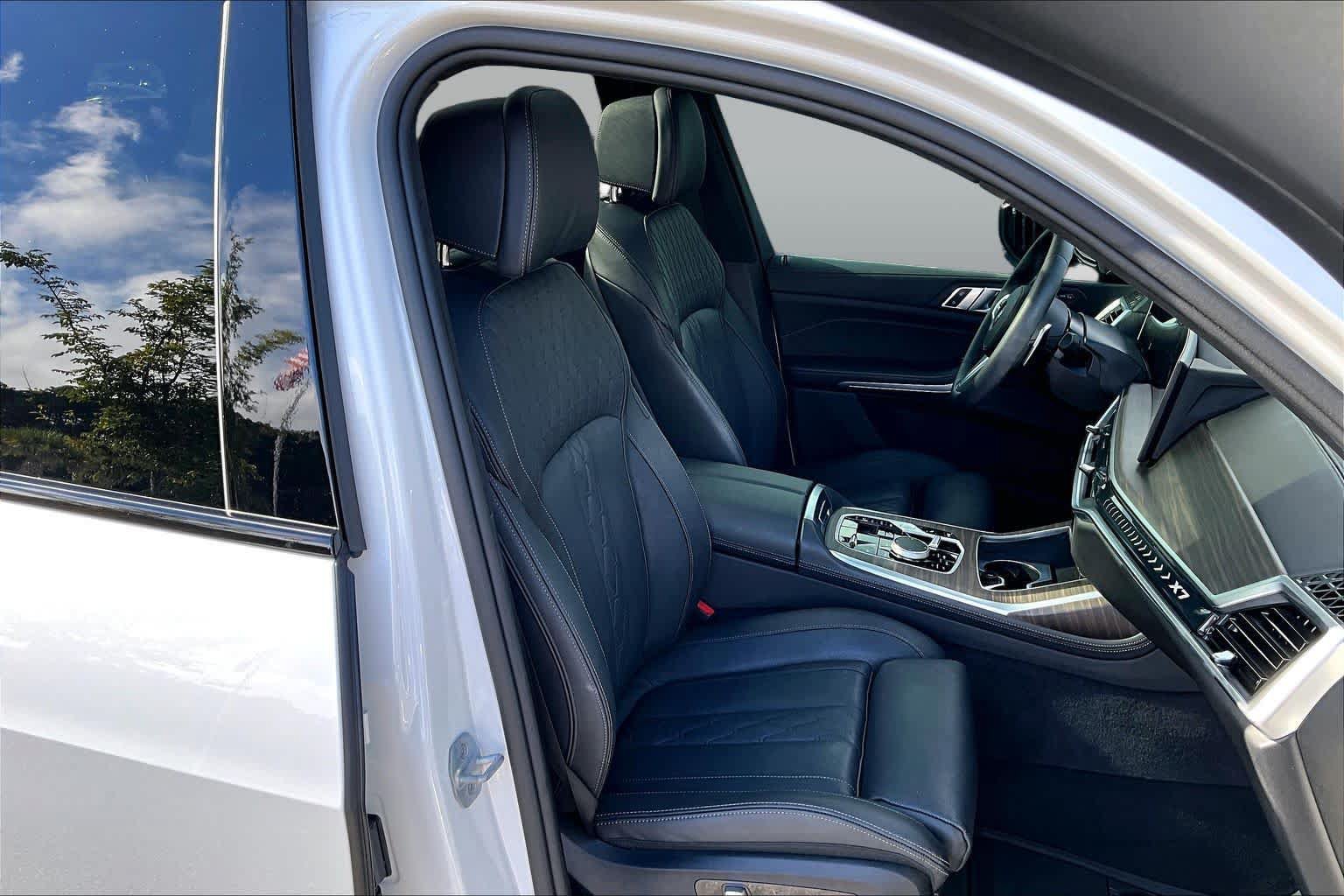Used 2025 BMW X7 xDrive40i w/ M Sport Package AWD/4WD image 9