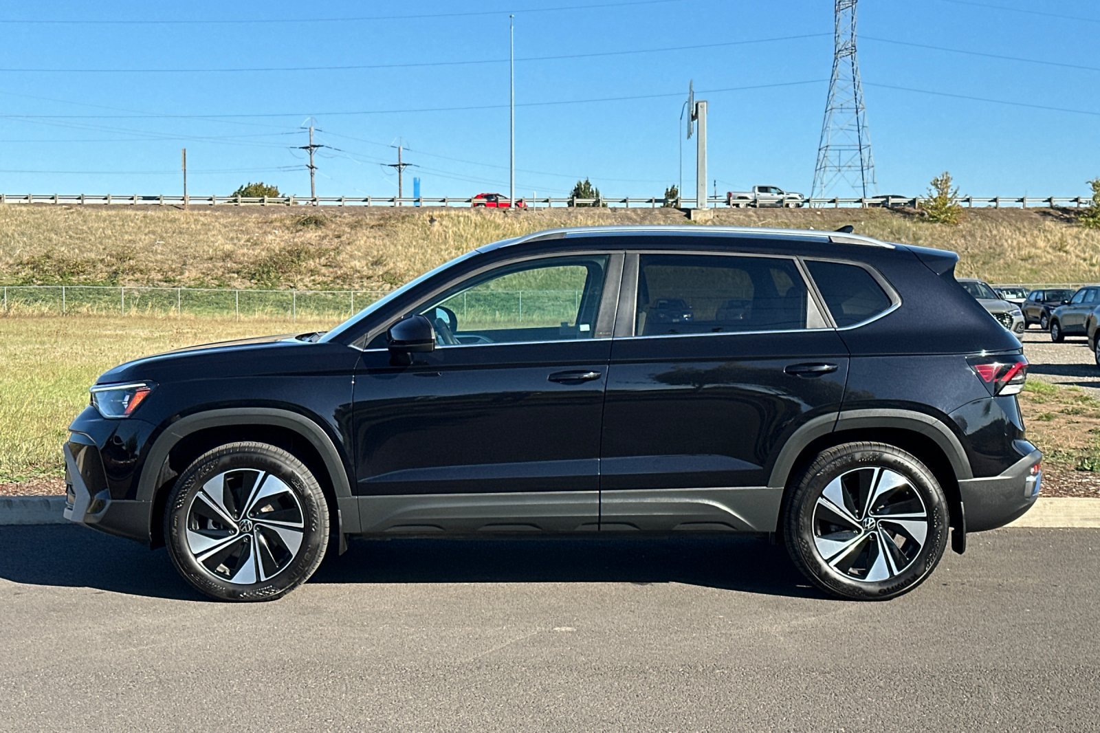Used 2025 Volkswagen Taos SE AWD/4WD image 6