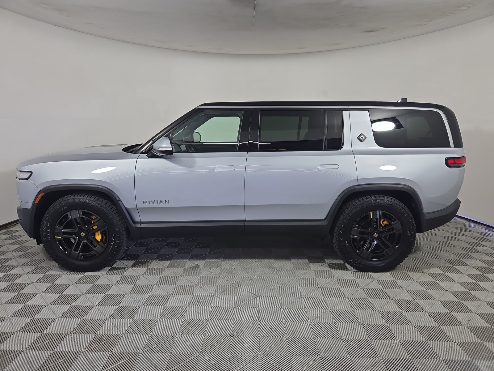 Used 2022 Rivian R1S Launch Edition Quad AWD/4WD image 2