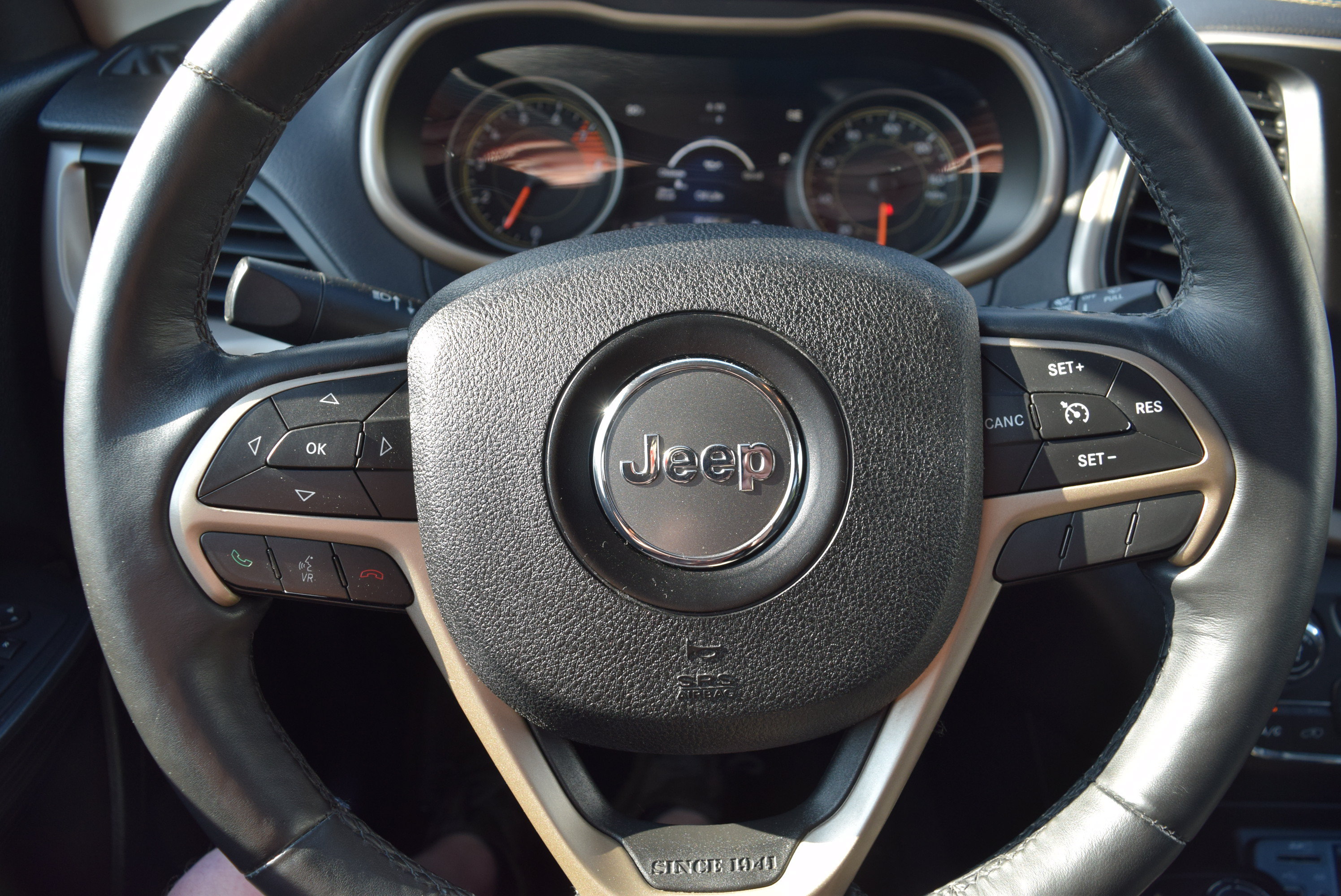 Used 2016 Jeep Cherokee Limited w/ Luxury Group AWD/4WD image 9