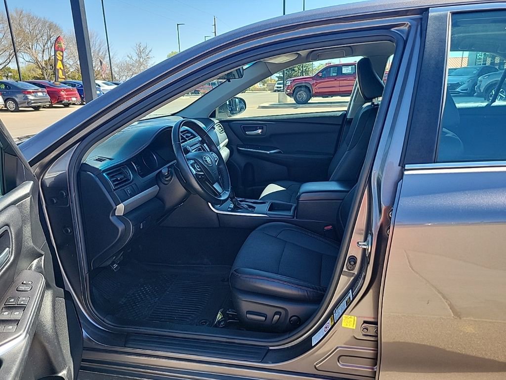 Used 2017 Toyota Camry SE image 10