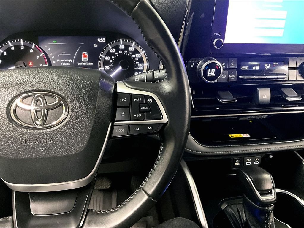 Used 2023 Toyota Highlander XLE AWD/4WD image 25