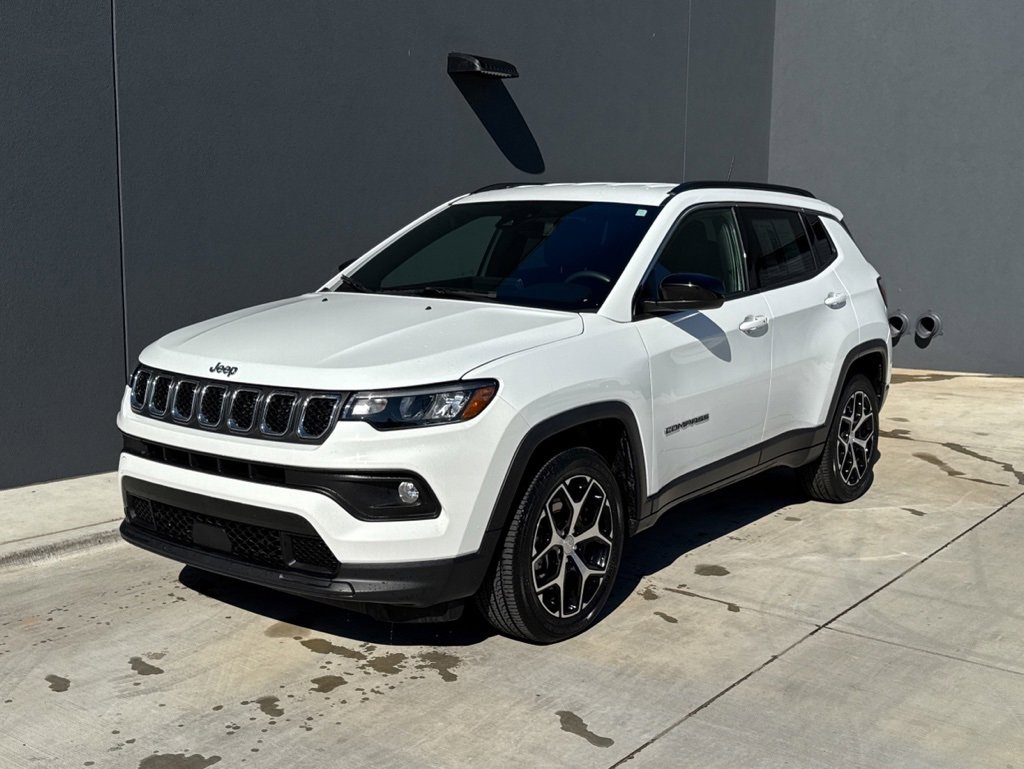 Used 2024 Jeep Compass Latitude image 1