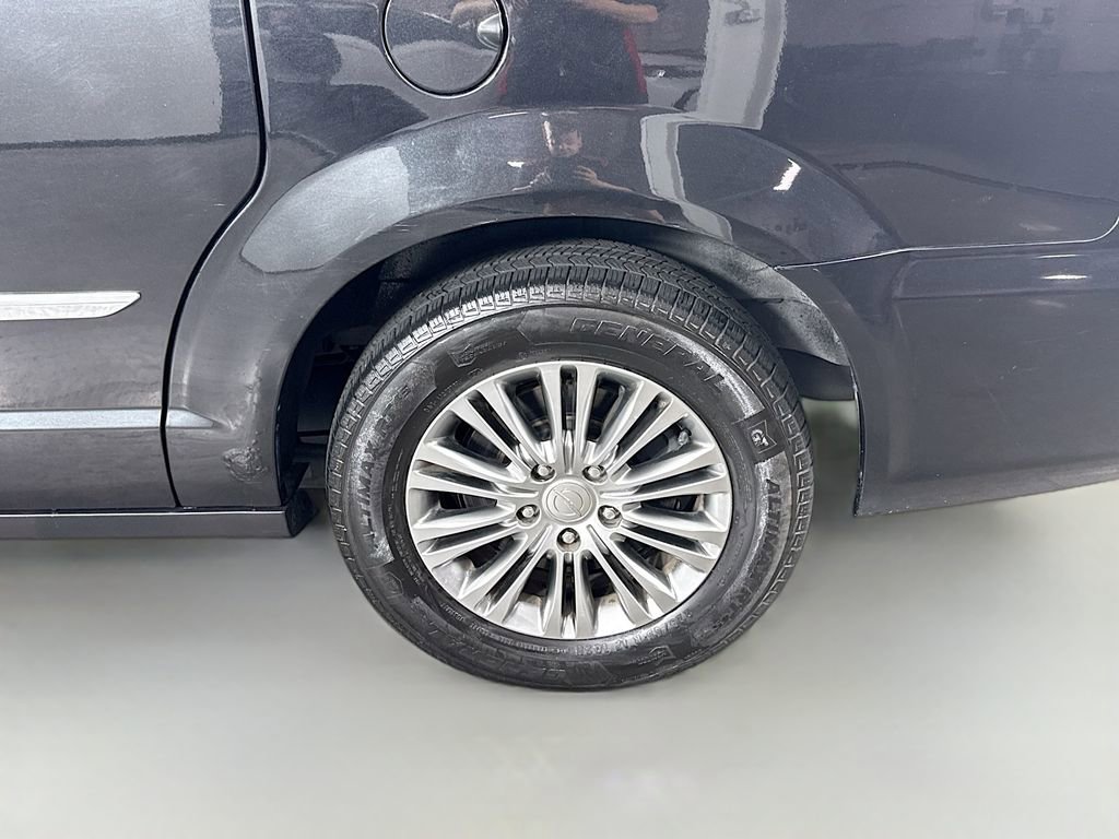 Used 2014 Chrysler Town & Country Touring-L w/ Driver Convenience Group FWD image 22