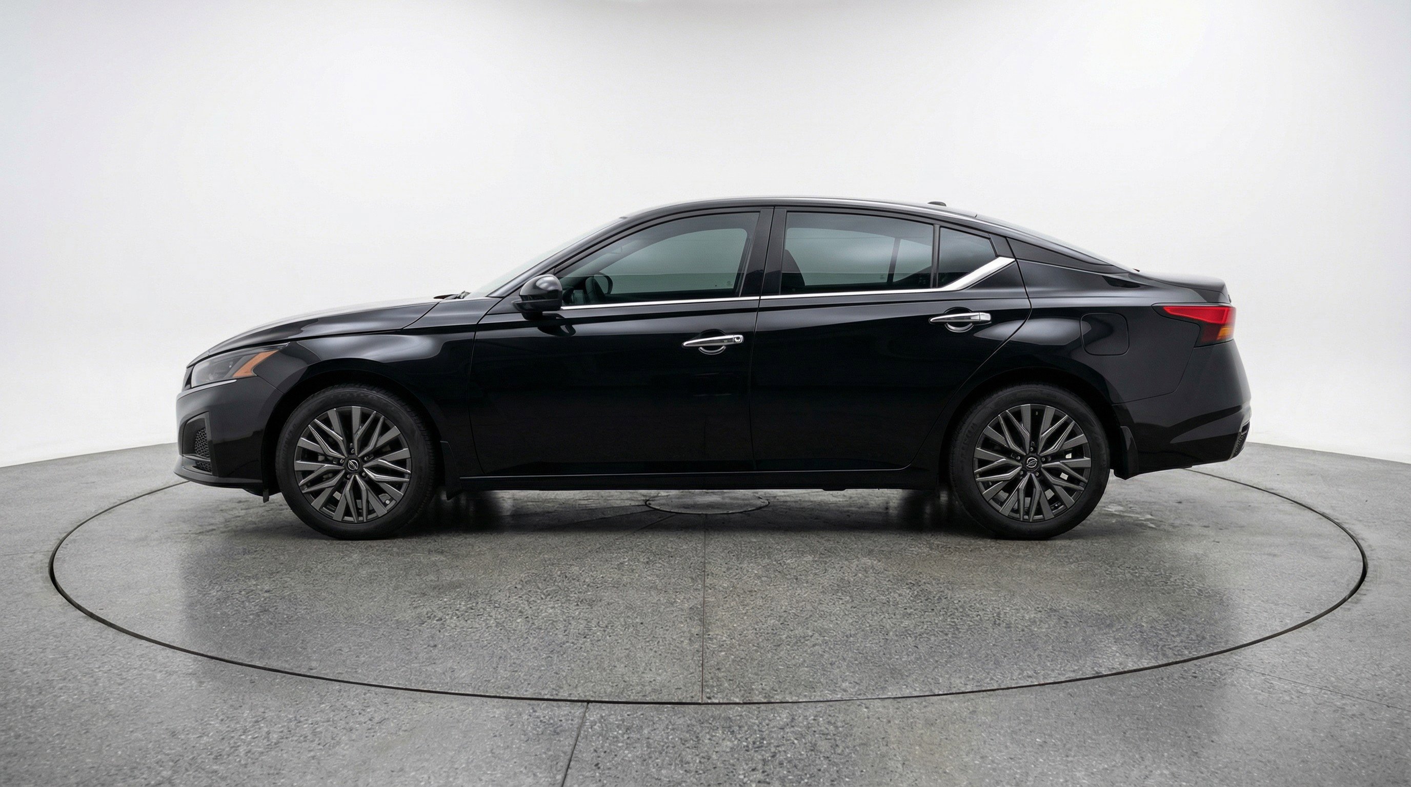 Used 2025 Nissan Altima 2.5 SV image 5