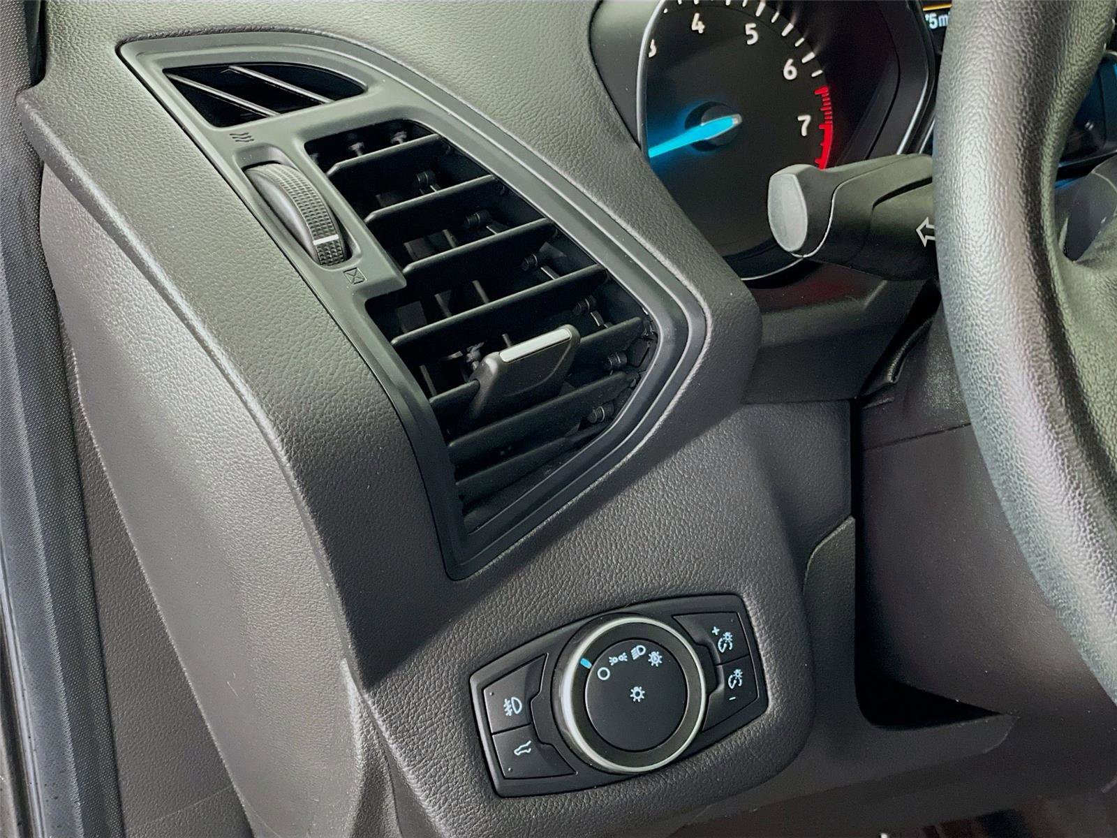 Used 2019 Ford Escape SE image 13