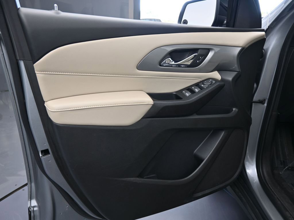 Used 2023 Chevrolet Traverse LS image 15