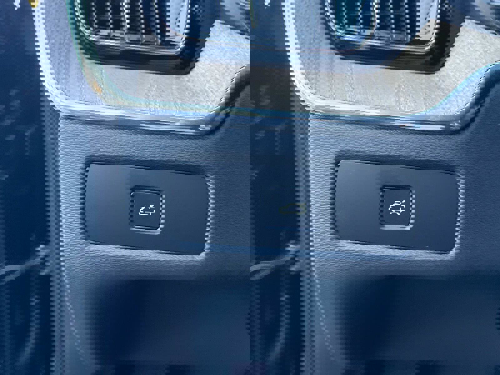 New 2026 Volvo XC60 B5 Ultra w/ Climate Package image 30