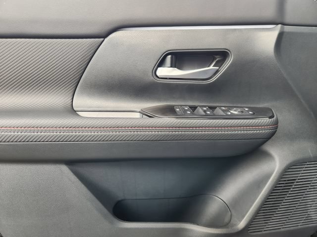 New 2025 Nissan Kicks SR FWD image 17