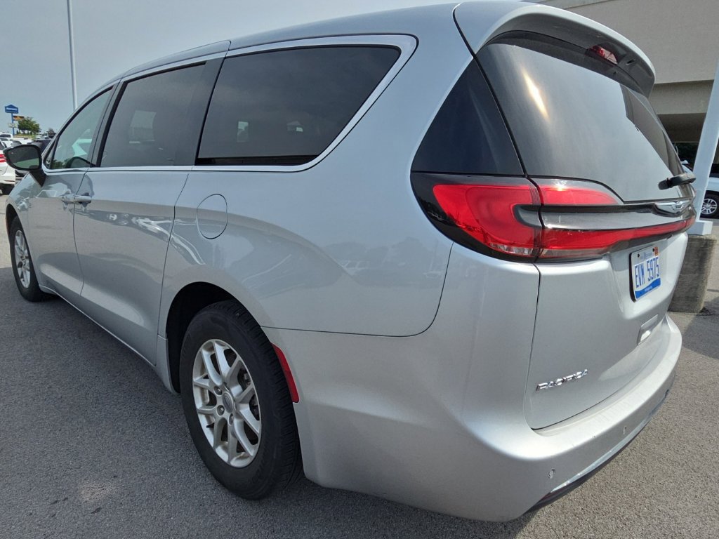 Used 2024 Chrysler Pacifica Touring-L FWD image 7