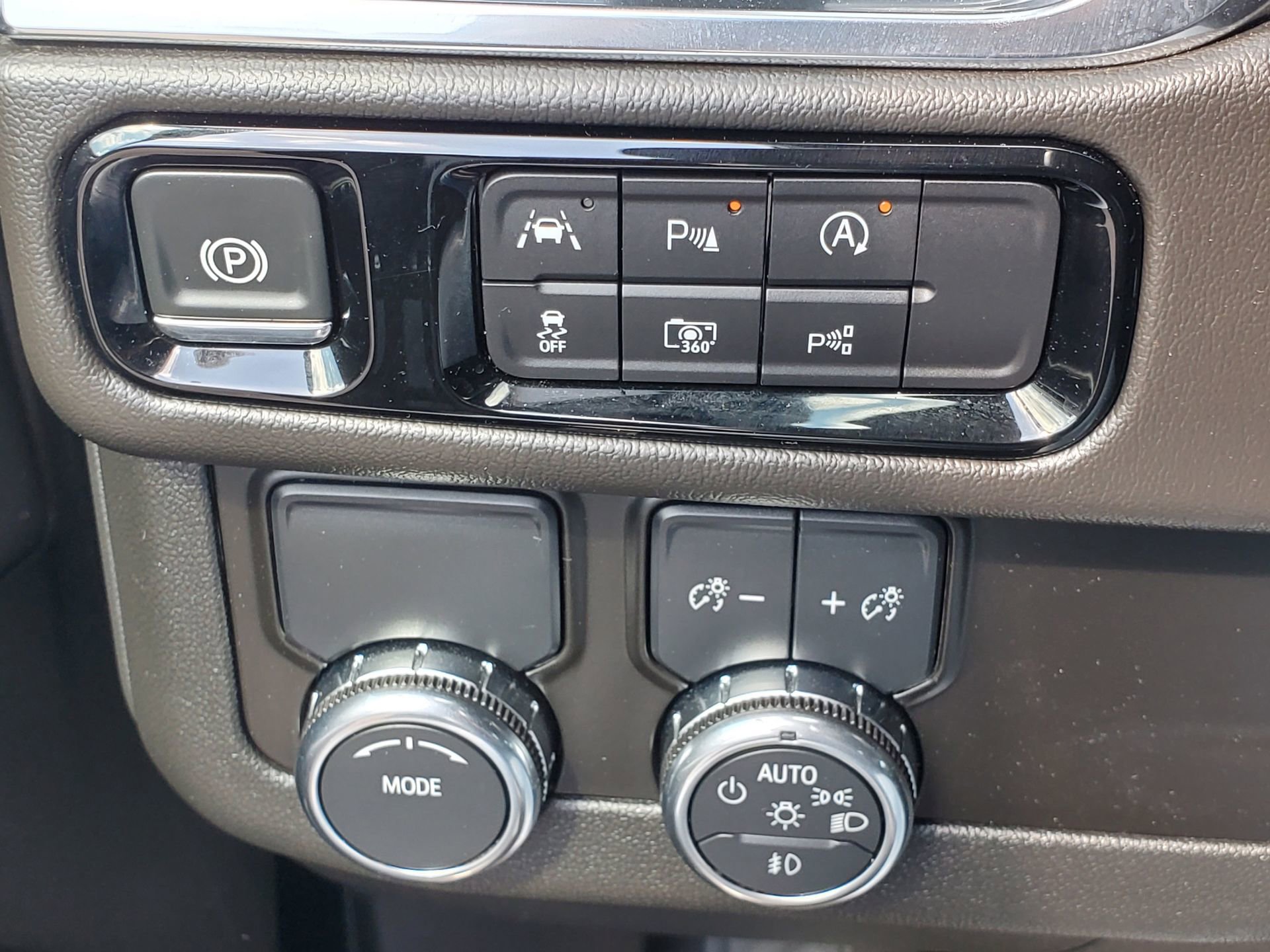 Used 2025 GMC Yukon XL Denali RWD image 22