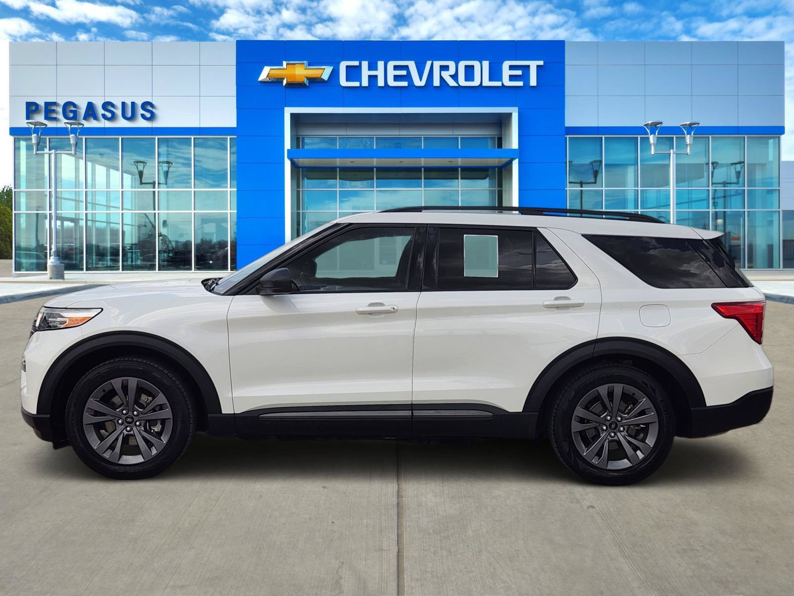 Used 2021 Ford Explorer XLT w/ Equipment Group 202A RWD image 3