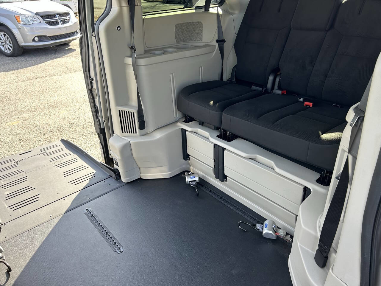 Used 2018 Dodge Grand Caravan SE w/ Power Convenience Group I image 25