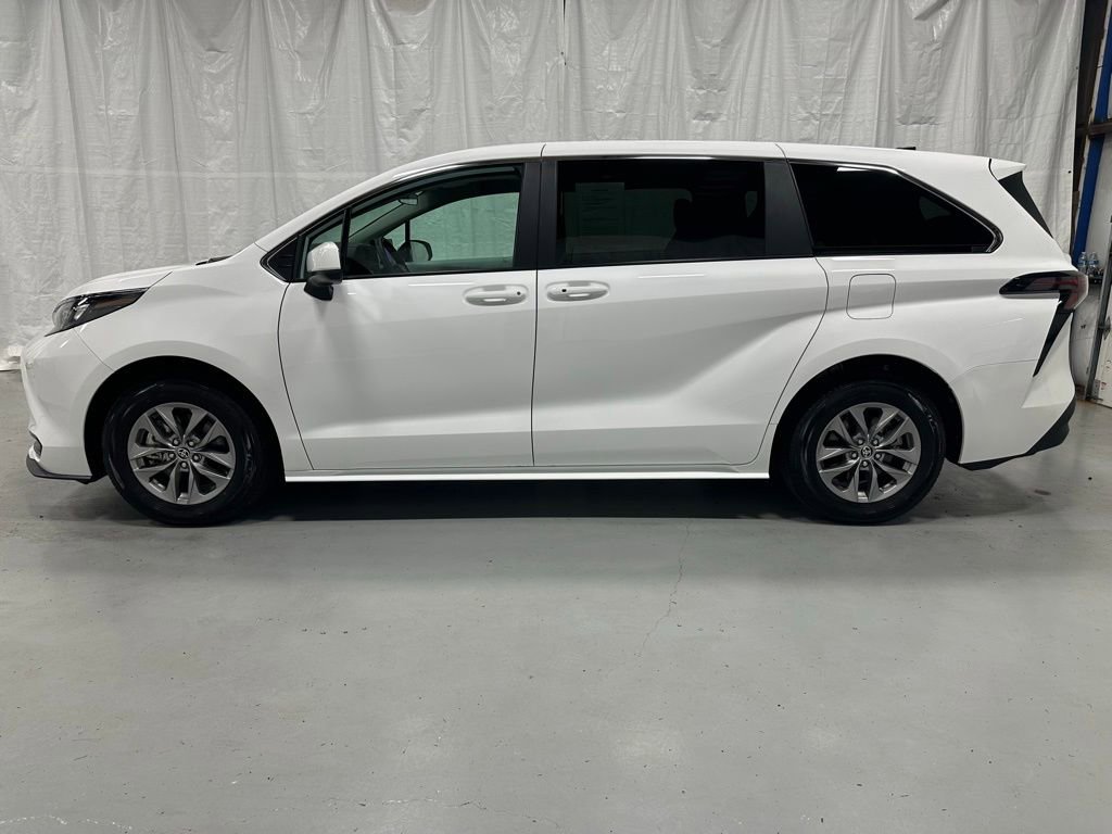 Used 2025 Toyota Sienna LE FWD image 4