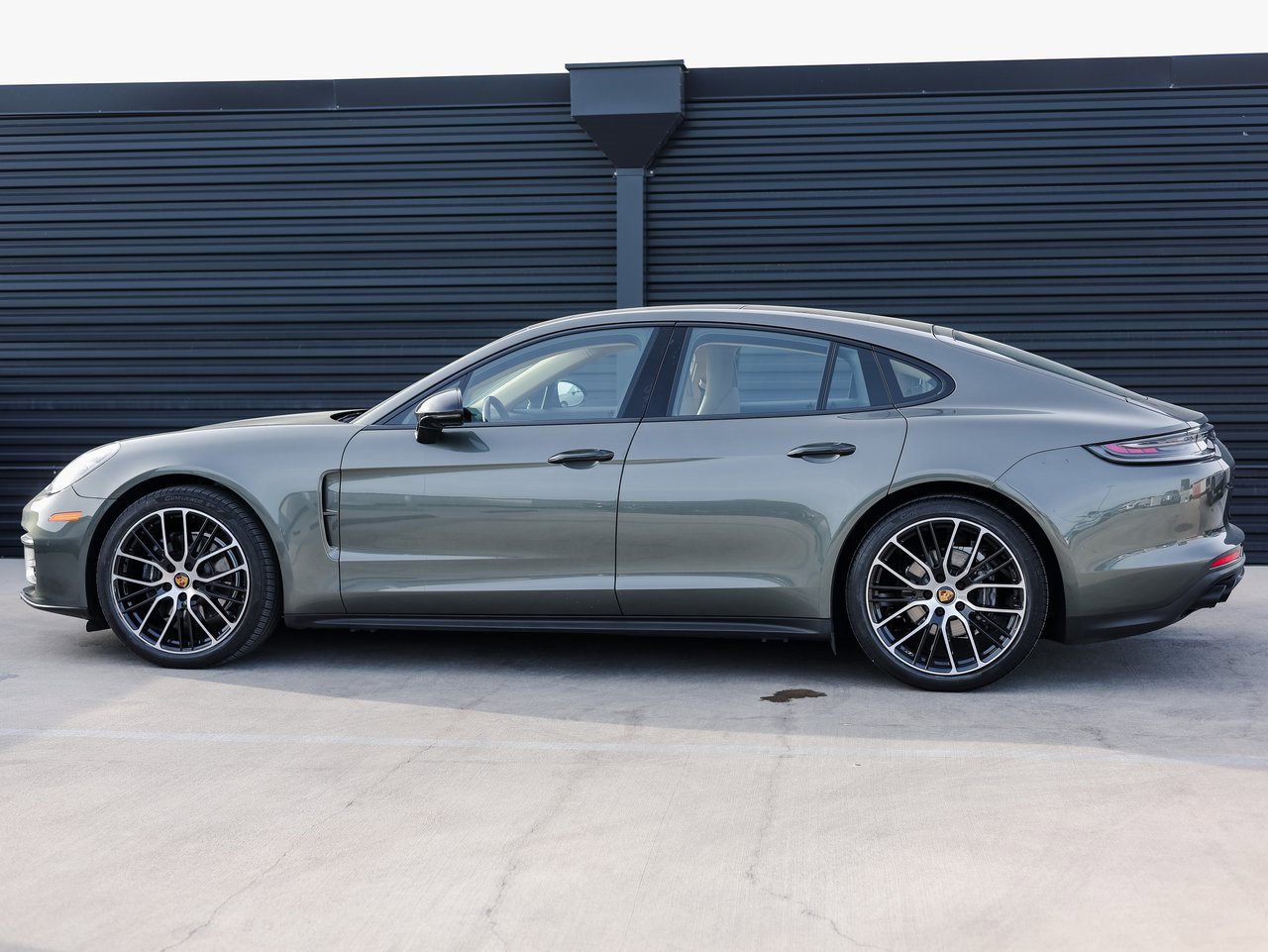 Certified 2023 Porsche Panamera Platinum Edition image 2