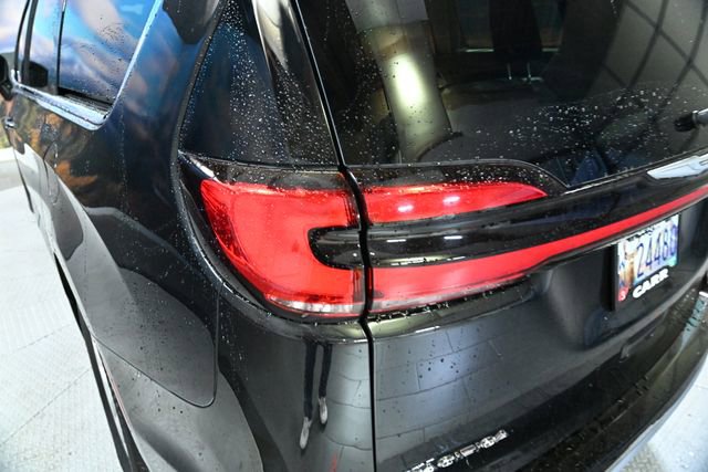 Used 2023 Chrysler Pacifica Touring-L image 12
