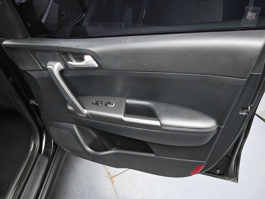 Used 2022 Kia Sportage LX image 30