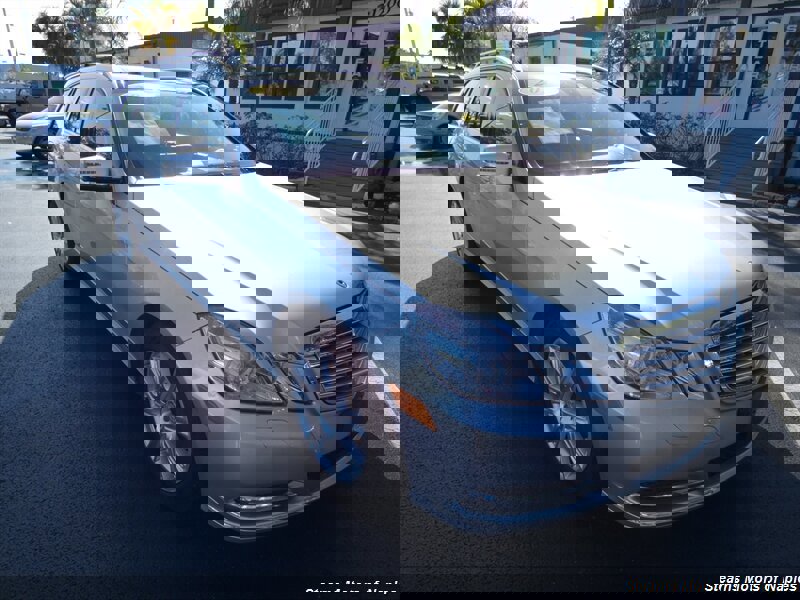 Used 2013 Mercedes-Benz E 350 4MATIC Wagon image 1